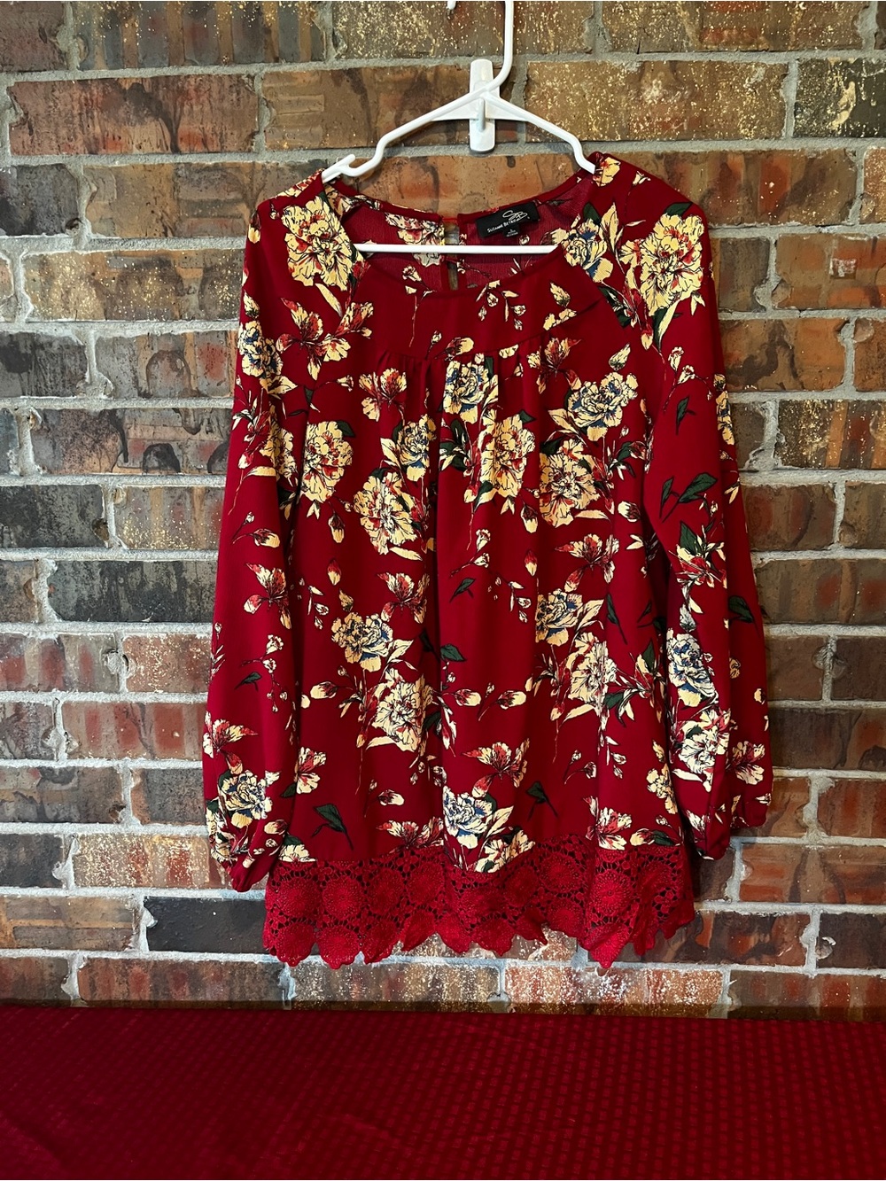 Susan Betro Women’s Red Floral Blouse Size:L